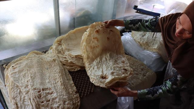 Erzincan'da kadınların kavurucu sıcaklarda tandır mesaisi