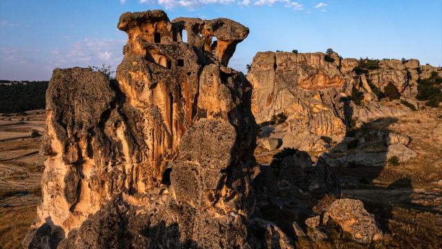 Frig Vadisi'nin tarihi kaleleri gün batımında görüntülendi