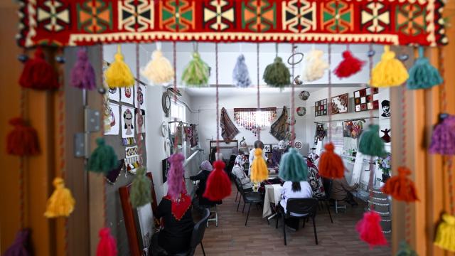 Gaziantep'te kadınlar geleneksel el dokumacılığını geleceğe taşıyor