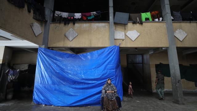 Gazze'deki okullar, evleri yıkılan Filistinlilerin barınma merkezi olmaya devam ediyor