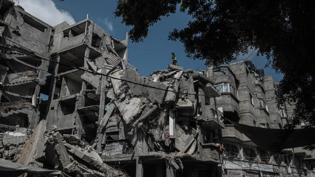 Gazze'de çökme riski taşıyan hasarlı binaların bölümleri ilkel imkanlarla kaldırılıyor