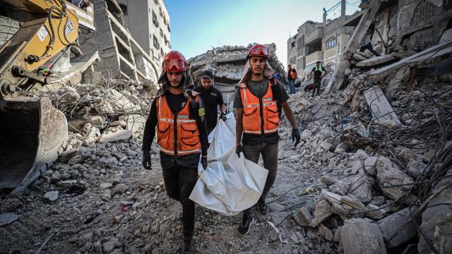 Gazze'de, enkaz altında kalan naaşlara ulaşmak için çalışmalar sürüyor