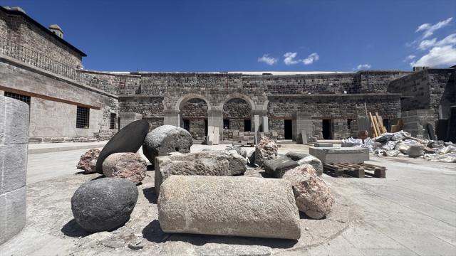 Toprak dolgudan kurtarılan tarihi han turizme kazandırılıyor