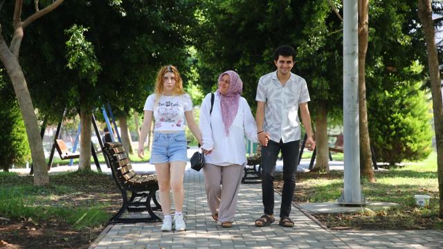 Fedakar ailenin desteği görme engelli kardeşleri üniversiteli yaptı