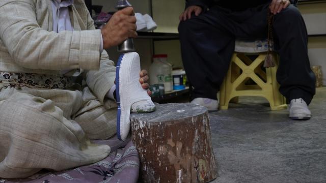 El emeği ile yapılan Hawrami ayakkabısı üretimi bitme noktasında