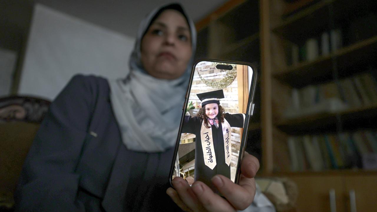 Katil İsrail'in katlettiği küçük Hind'in büyükannesi, uluslararası soruşturma talep ediyor