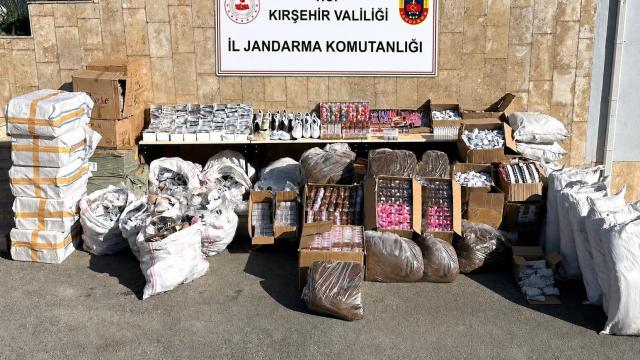 Kırşehir'de kaçakçılık operasyonu: 5 bin 23 ürün ile 500 kilogram çay ve tütün ele geçirildi haber görseli