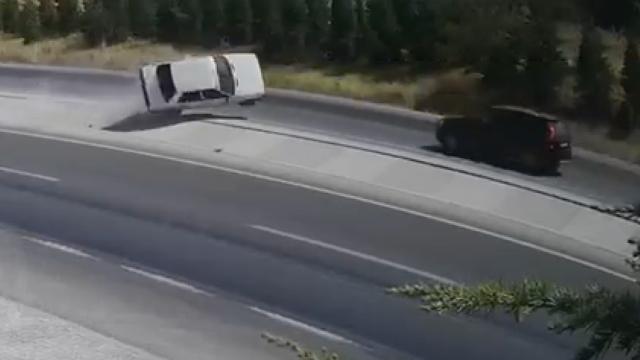Konya'daki feci kaza kamerada: Otomobil kağıt gibi savruldu