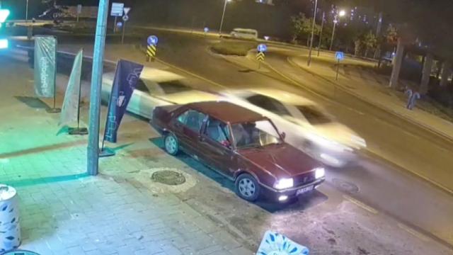 "Dur" ihtarına uymayan sürücü 4 araca çarparak durabildi