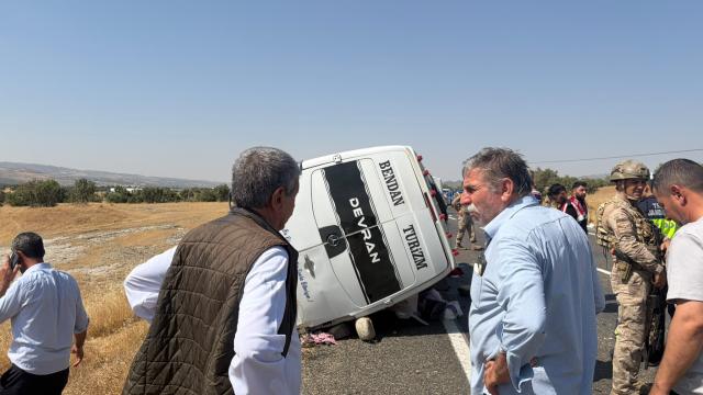 Diyarbakır'da devrilen minibüsteki 2 kişi öldü, 12 kişi yaralandı haber görseli