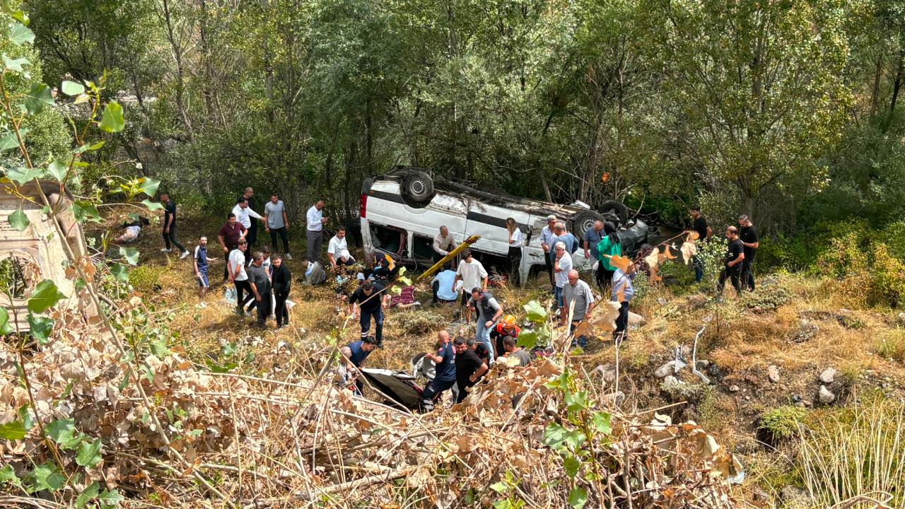 Sivas’ta yolcu minibüsü devrildi: 4 ölü, 10 yaralı