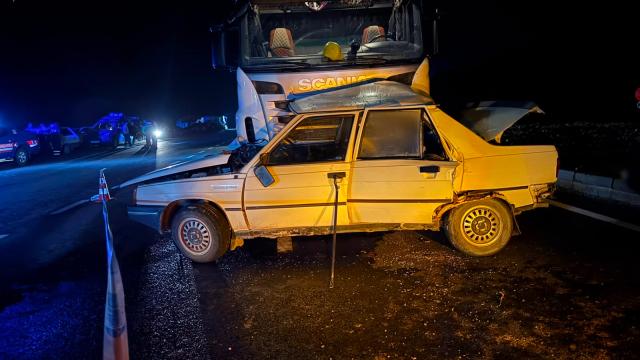 Tır ile otomobil çarpıştı: Karı koca hayatını kaybetti haber görseli