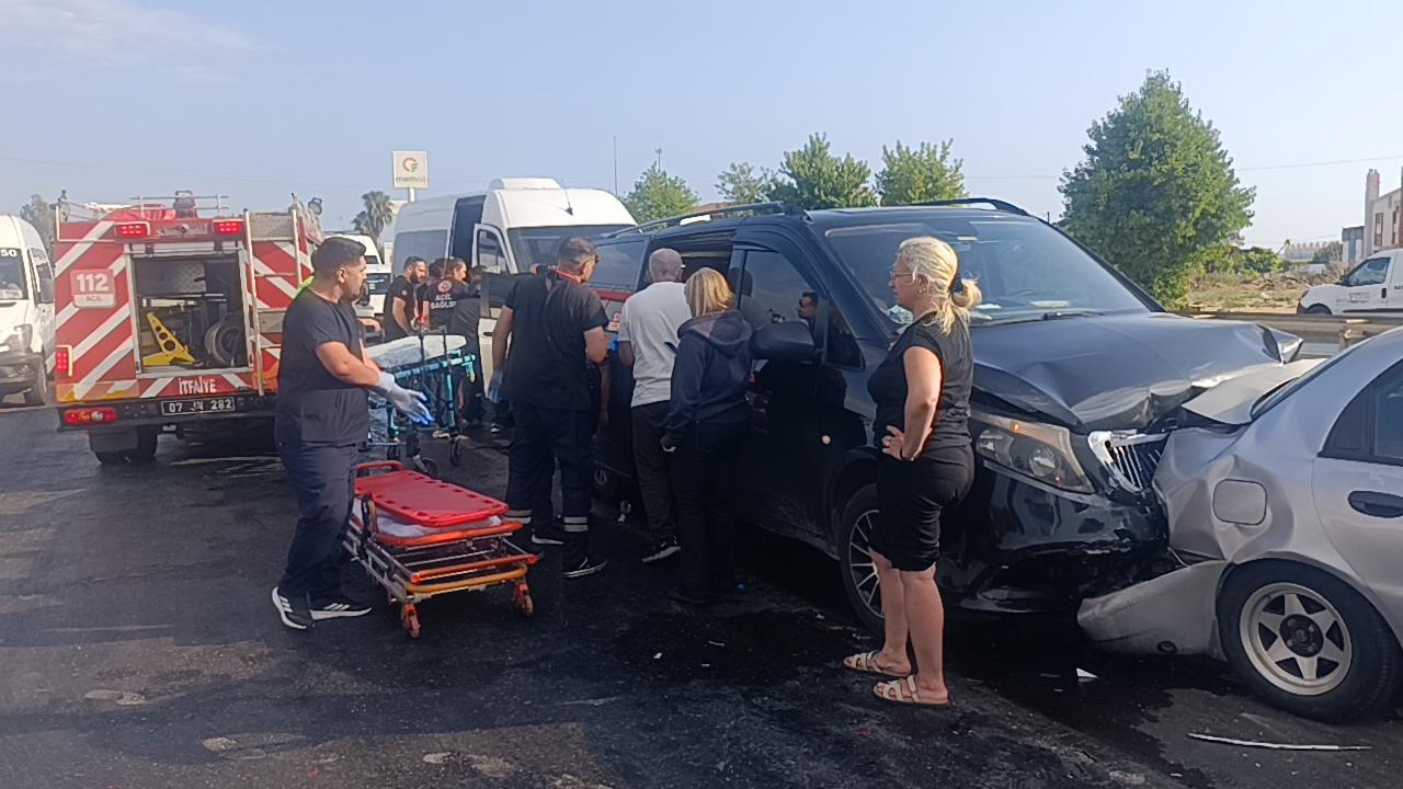 Antalya’da 6 araç birbirine girdi: 17 yaralı
