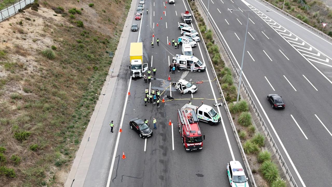 Kuzey Marmara Otoyolu’nda kamyon ile otomobil çarpıştı: Yaralılar var