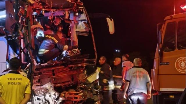 Gaziantep'te yolcu otobüsü tıra çarptı: 2 ölü, 17 yaralı haber görseli