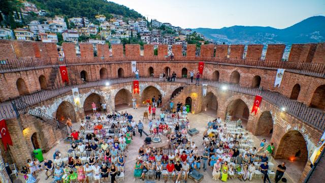 Kızılkule ziyaretçilerine 360 derecelik Alanya manzarası sunuyor