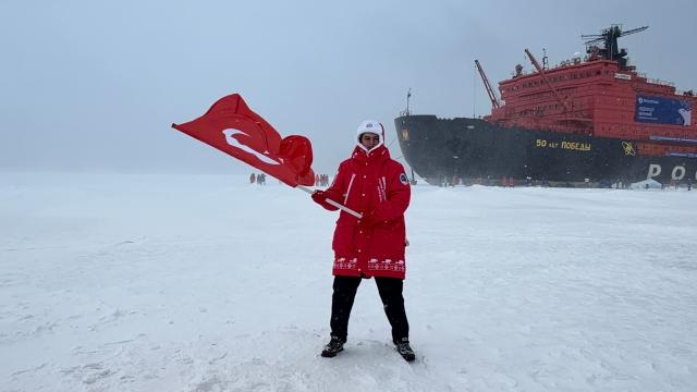 Kuzey Kutbu'nda Türk bayrağı dalgalandı
