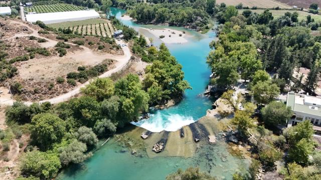 Manavgat Şelalesi serinlemek isteyen yerli ve yabancı turistleri ağırlıyor