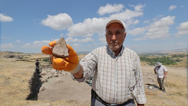 Hattuşa'daki arkeolojik kazılara 51 yıldır kazmasıyla katkı sunuyor