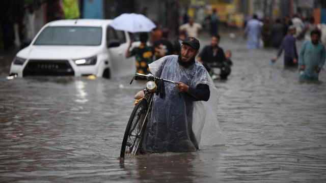 Pakistan'da etkili olan muson yağmurları günlük yaşamı olumsuz etkiledi