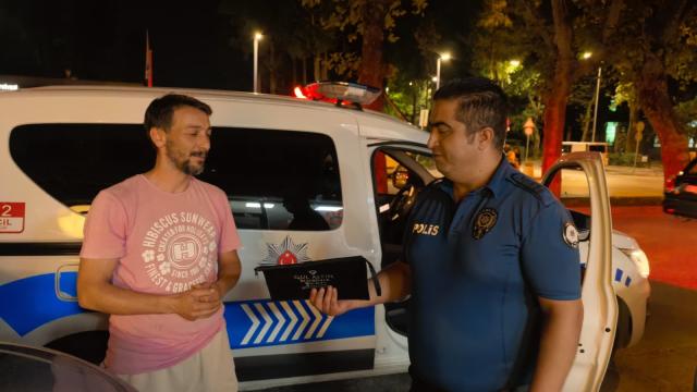 Bursa'da örnek davranış: Bulduğu para dolu çantayı polise teslim etti haber görseli