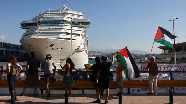 İsrailli turistleri taşıyan Crown Iris kruvaziyer gemisi Pire limanında protesto edildi