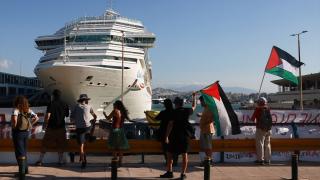 İsrailli turistleri taşıyan Crown Iris kruvaziyer gemisi Pire limanında protesto edildi