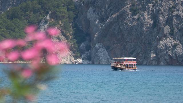 Gezi teknelerinin gözde rotası: Sazak Koyu