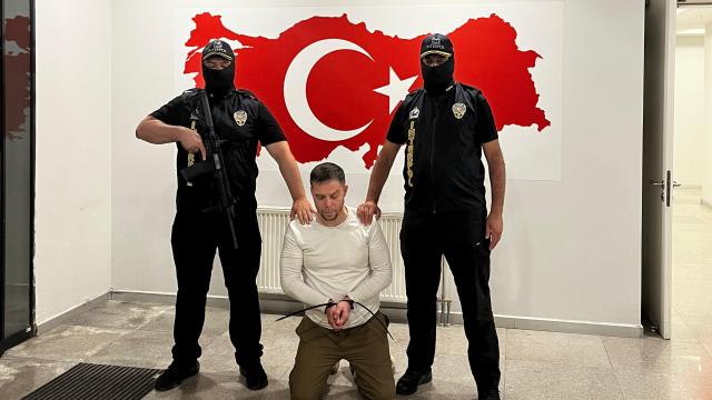 Organize suç örgütü elebaşı Serkan Kurtuluş Türkiye'ye getirildi haber görseli