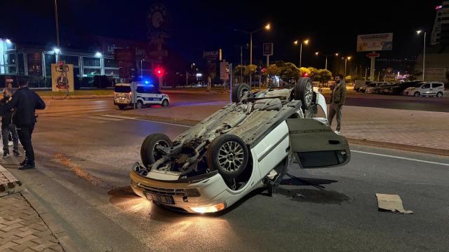 Kamyonla çarpışan otomobil savrulup takla attı haber görseli