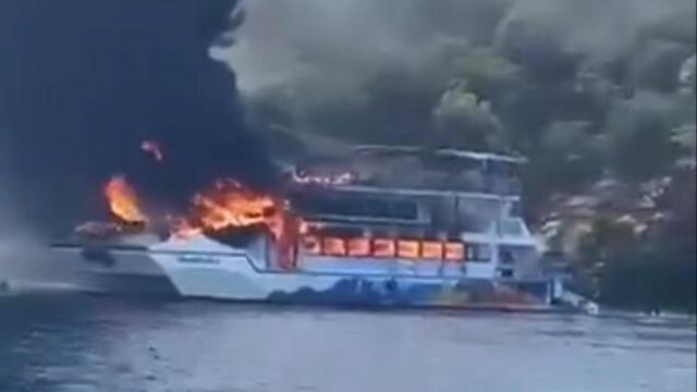 Fethiye'de gezi teknesi alev alev yandı: Vatandaşlar denize atladı