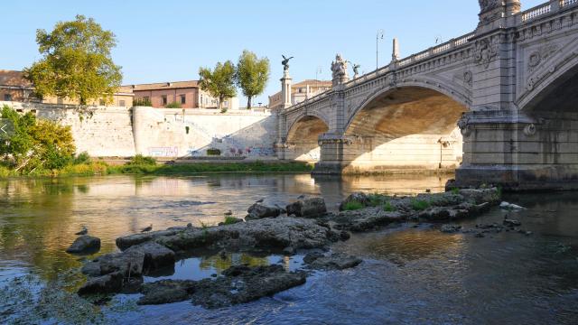 Roma'da kuraklık nedeniyle sular çekildi, 2 bin yıllık tarih gün yüzüne çıktı haber görseli