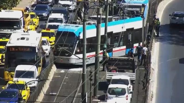 Beyoğlu'nda tramvay raydan çıktı haber görseli