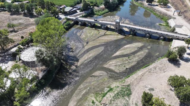 Tunca Nehri'nde kum adacıkları oluştu