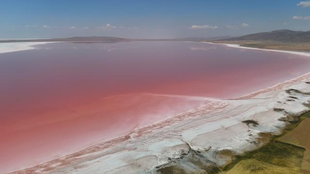 Tuz Gölü pembe renge büründü