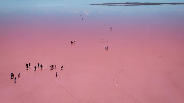 Tuz Gölü yaz aylarında pembe ve kırmızı tonlara bürünüyor