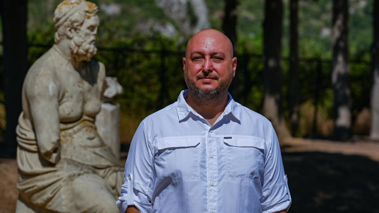 Klaros`taki heykel Homeros`un önemini gösteriyor