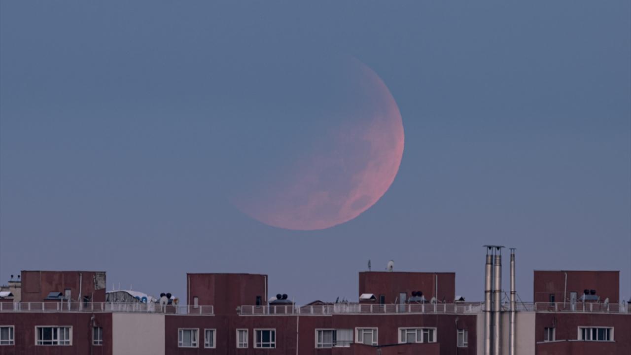 Ankara`da parçalı ay tutulması