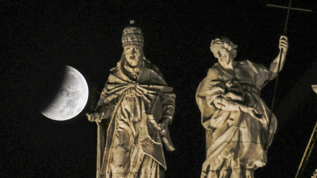 Roma`da parçalı ay tutulması