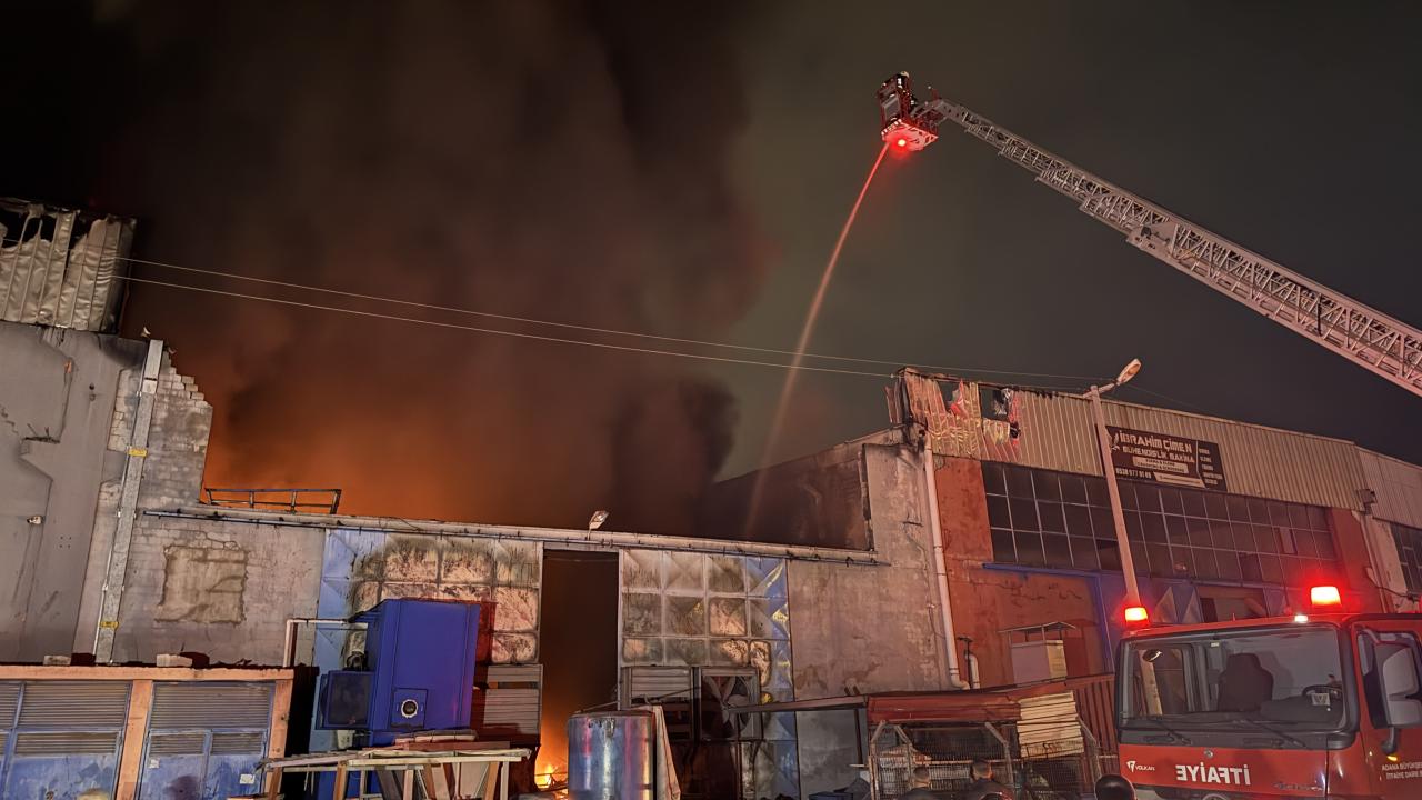 Adana'da ayakkabı üretim fabrikasında yangın