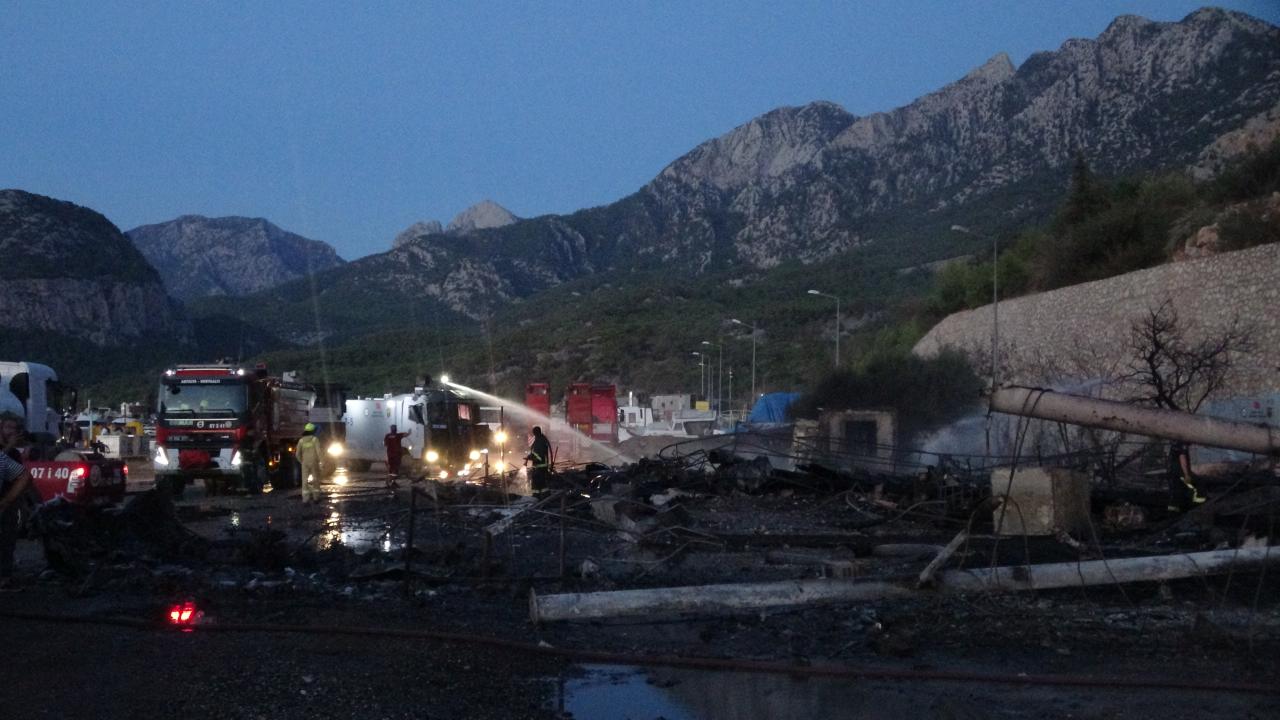 Antalya'da balıkçı barınağına sıçrayan yangında 20'den fazla tekne zarar gördü