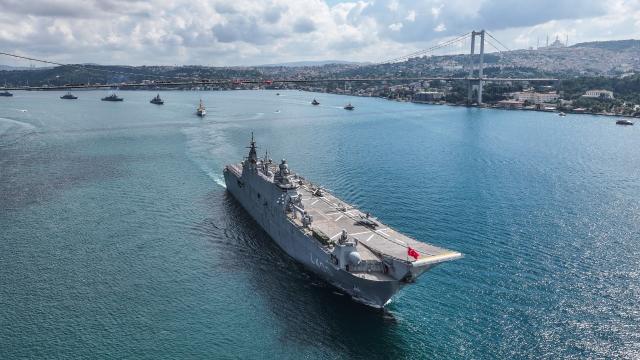 15 gemi İstanbul Boğazı'nda: Zafer Bayramı korteji nefes kesti