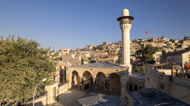 Depremde hasar gören iki tarihî cami Mevlid Kandili’nde yeniden ibadete açılıyor