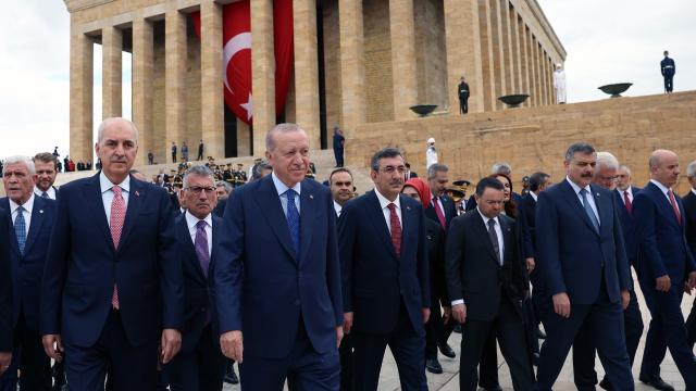 Cumhurbaşkanı Erdoğan ve devlet erkanı Anıtkabir'i ziyaret etti