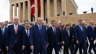 Cumhurbaşkanı Erdoğan ve devlet erkanı Anıtkabir'i ziyaret etti
