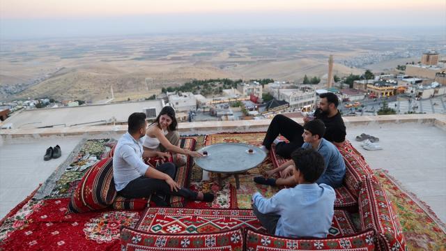 Mardin'in bunaltan sıcaklarında "dam palas" keyfi yaşanıyor