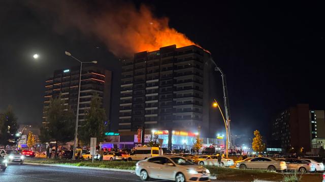 Diyarbakır'da bir plazada yangın çıktı haber görseli