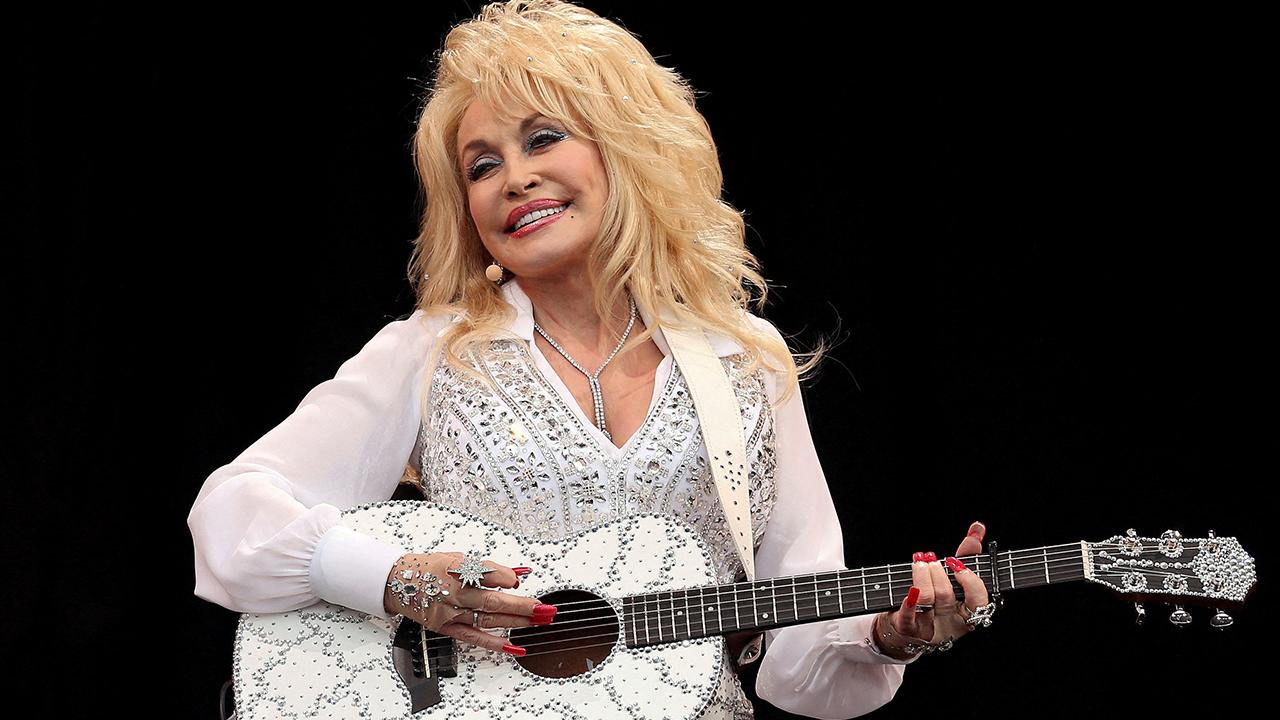 Country müziğinin en büyük efsanelerinden Dolly Parton 80 yaşında hayatını kaybetti