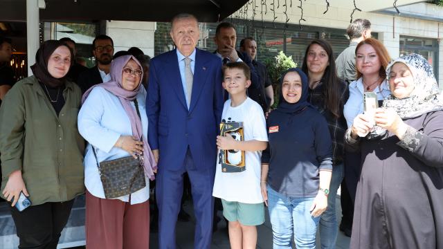 Cumhurbaşkanı Erdoğan, İstanbul'da esnafı ziyaret etti haber görseli