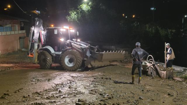 Erzincan'da sağanak su baskınlarına neden oldu haber görseli